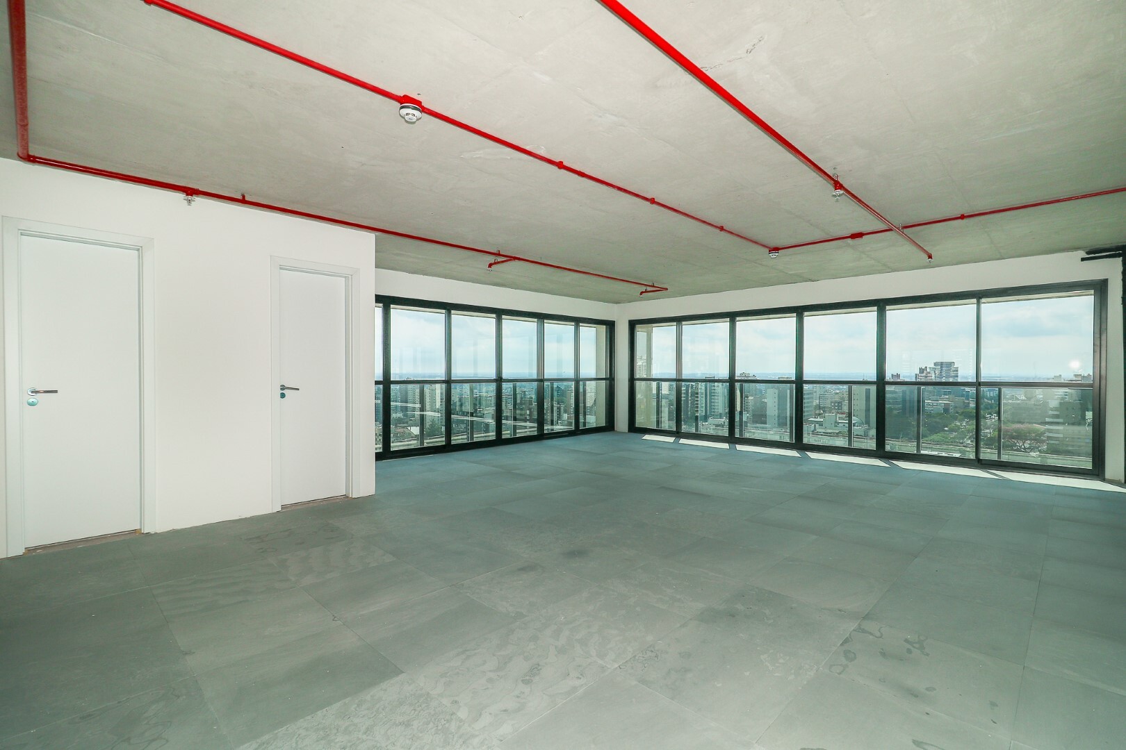 Sala com janelas de canto